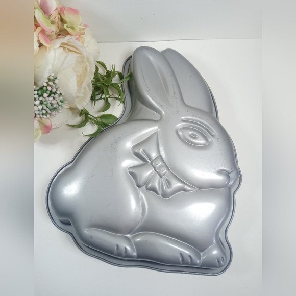 Wilton Easter Bunny Mold. Easter Rabbit Cake Mold. Bunny Jelly Mold. - Picture 1 of 7